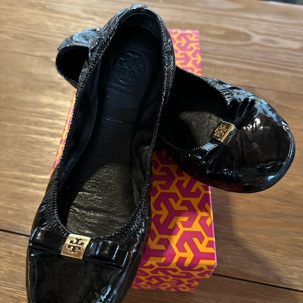 Tory Burch Black Paten Ballet Flat “Eddie 2” with logo bow Size 8.5